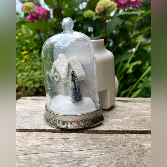 2/$10 YANKEE CANDLE Electric Scent Warmer Snow House Scene Wall Plug In Diffuser - Picture 4 of 9